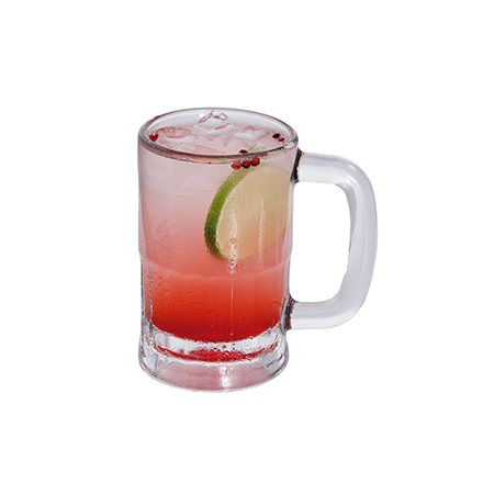 Caneca do drink Pink Lemonade, com uma fatia de limão e pimenta-rosa