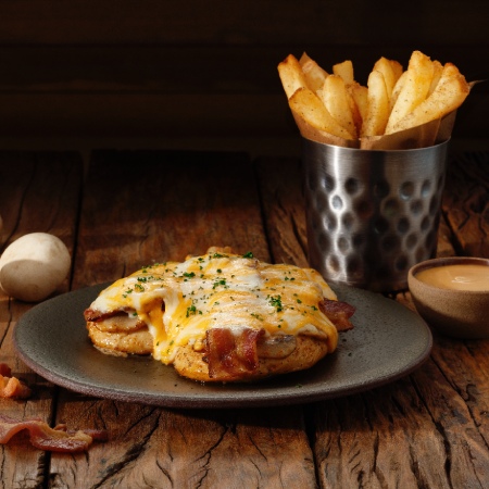 Peito de Frango coberto por bacon, champignons e mix de queijos gratinados, servido com fritas