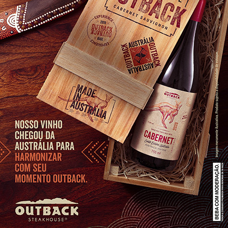 Vinho Outback em caixa sob a mesa