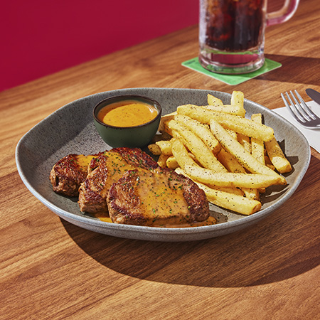 Peppercorn Filet servido com fritas e molho